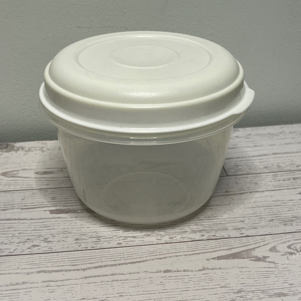Rubbermaid Servin' Saver #1 0026 Round 1.3 Pt Container  White Lid